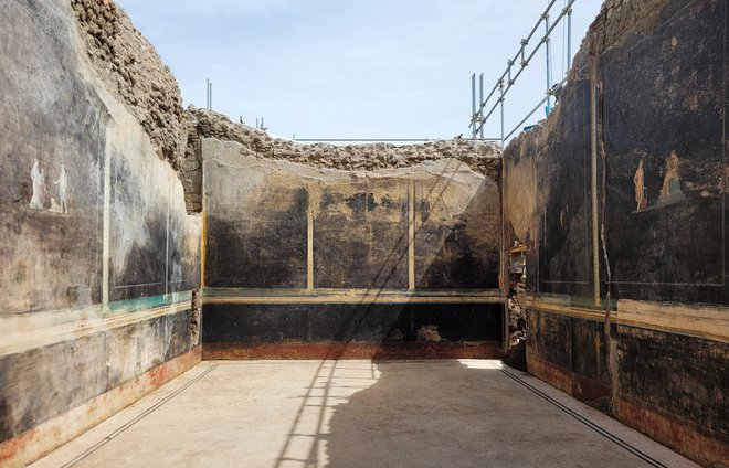 Ker stene prekrivajo saje, so prostor poimenovali črna soba. FOTO: Parco Archeologico Di Pompei Via Reuters