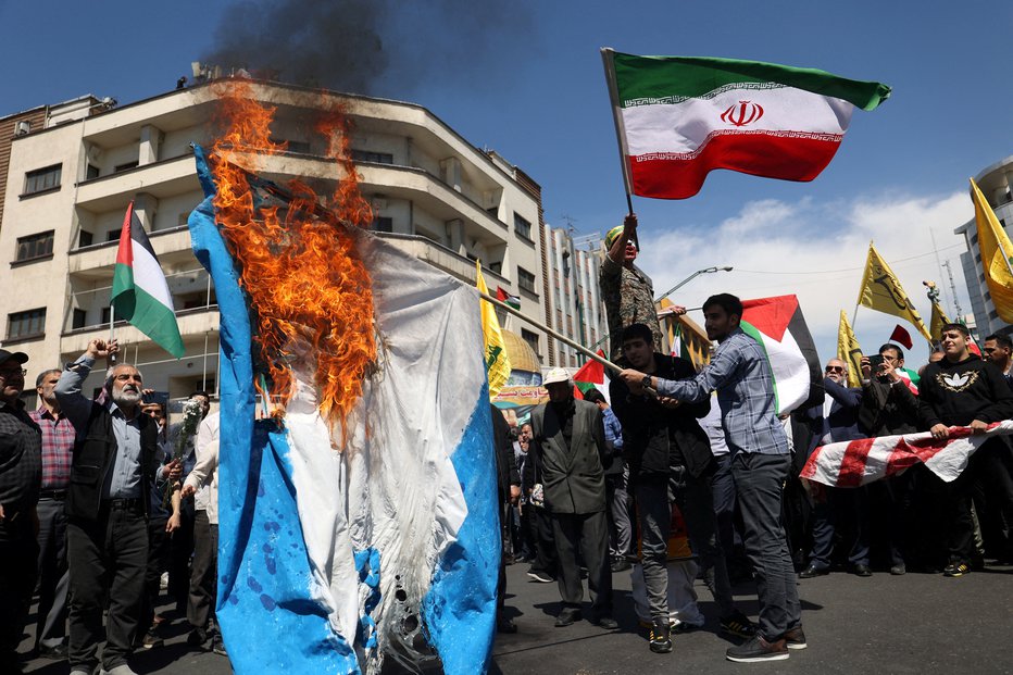 Fotografija: Iran je Izraelu javno zagrozil s povračilnimi ukrepi po domnevno izraelskem napadu na kompleks iranskega veleposlaništva v sirski prestolnici Damask 1. aprila. FOTO: Majid Asgaripour Via Reuters
