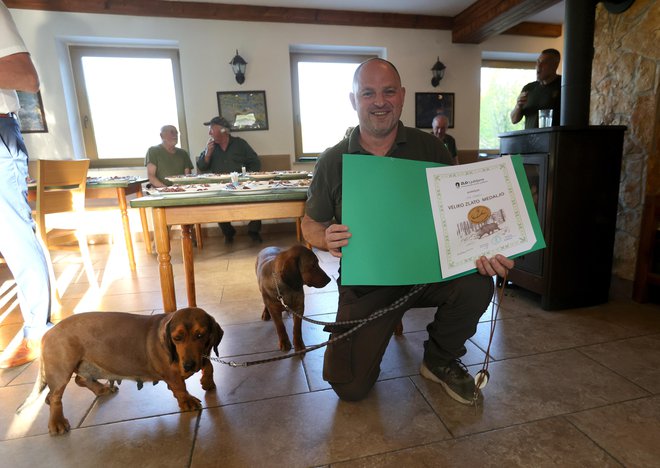 Jože Štrubelj je prvič tekmoval in osvojil kar dve priznanji; na fotografiji z zvestima pasjima pomočnikoma.