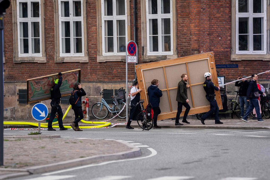 Fotografija: Zaposleni so pomagali reševati umetniška dela. FOTOGRAFIJI: Ida Marie Odgaard/Afp
