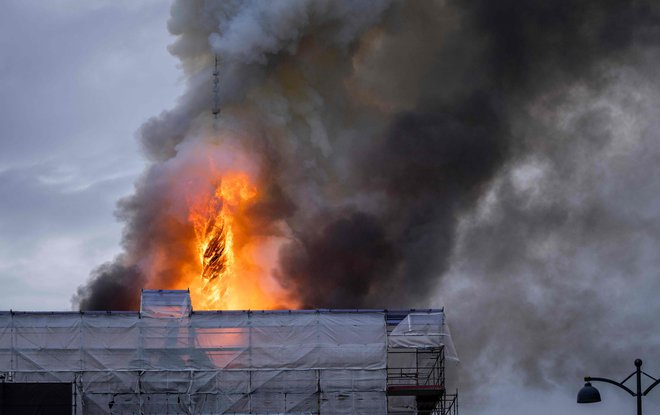 Ogenj je najprej zajel streho in 56 metrov visok stolpič na njej, ta se je tudi zrušil.