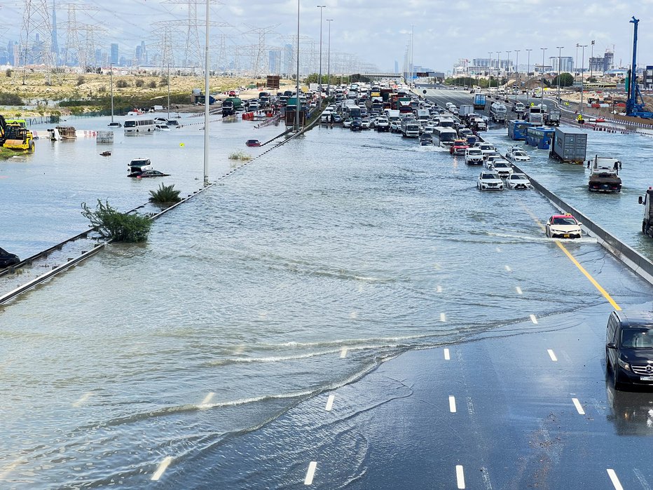 Fotografija: V Združenih arabskih emiratih je padlo največ dežja v enem dnevu od začetka beleženja leta 1949. FOTO: Rula Rouhana, Reuters