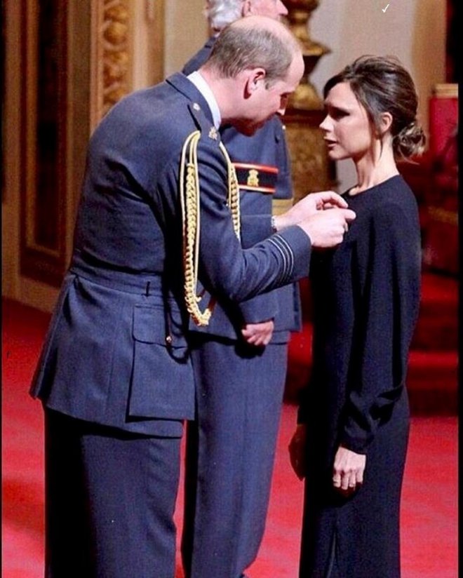Od princa Williama je prejela medaljo Britanskega viteškega reda za posebne zasluge v modnem svetu. Foto: Profimedia