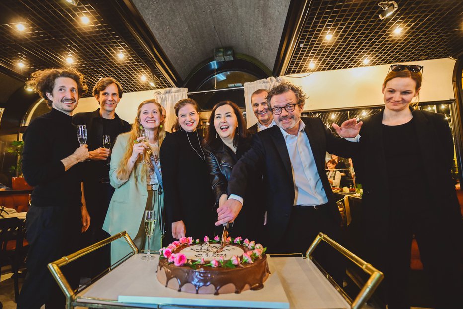 Fotografija: Ksenija Mišič in Vojko Belšak sta globoko zarezala v torto po premieri in nazdravila na uspešna nadaljevanja. FOTO: MP Produkcija/pigac.si
