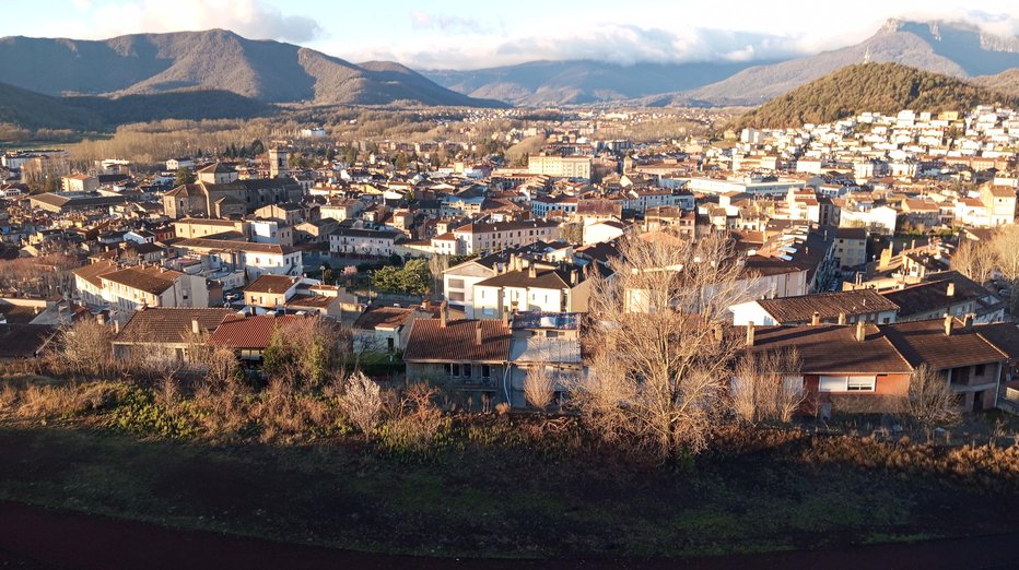 Fotografija: Mesto Olot obdajajo vrhovi vulkanskega izvora. Foto: Igor Fabjan