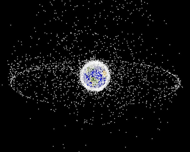 Prikaz vesoljskih smeti okoli Zemlje FOTO: Wikimedia Commons
