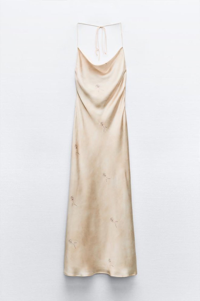 Svilena obleka s tankimi naramnicami je eden ključnih kosov med dekleti generacije Z. Foto: Zara