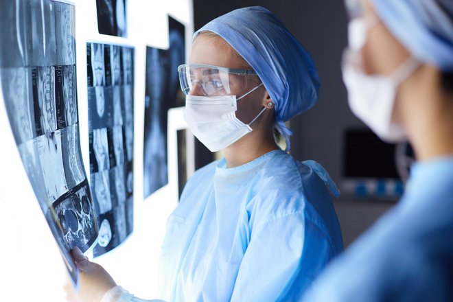 Vplivi rentgena so zanemarljivi, zdravniku pa je močno v pomoč. FOTO: Depositphotos