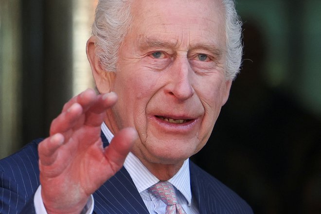 Britanski kralj nadaljuje zdravljenje. FOTO: Hollie Adams Reuters