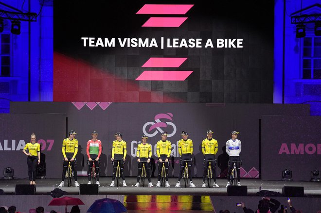 V ekipi Visma Lease a Bike ni več lanskega šampiona Gira Primoža Rogliča, je pa Jan Tratnik (v sredini) FOTO: Fabio Ferrari/Lapresse