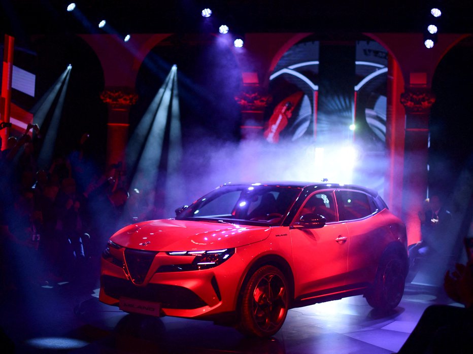 Fotografija: Alfa Romeo je predstavila svoj prvi električni avto z imenom junior. FOTO: Daniele Mascolo/Reuters