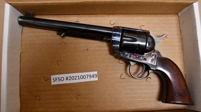 Prekleta pištola, za katero igralec trdi, da se je sprožila sama od sebe. FOTO: pisarna šerifa okrožja Santa Fe/Via Reuters
