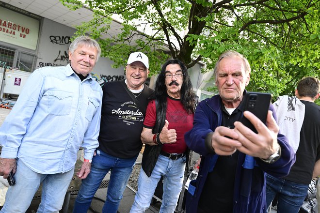 Stanko Mavher, legendarni tonski tehnik z RTV Slovenija, je naredil selfie s Čudežnimi polji. FOTO: MP Produkcija/pigac.si