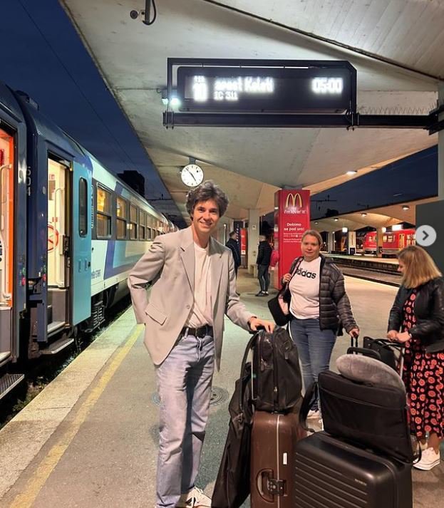 Luka Mesec je z ekipo še treh sodelavcev z vlakom odpotoval v Bruselj. FOTO: Zaslonski posnetek, Instagram