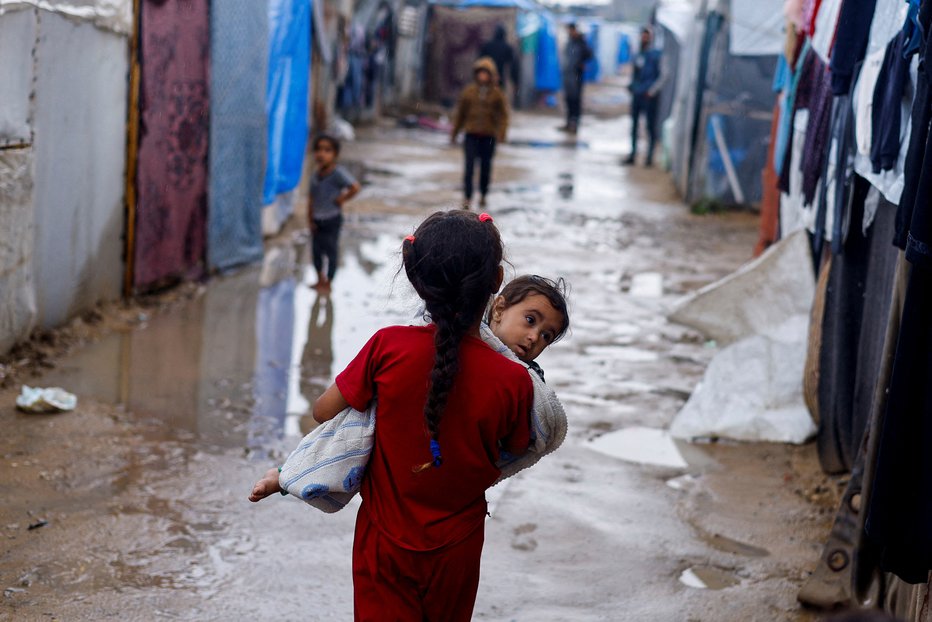 Fotografija: Organizacije vedno glasneje opozarjajo na humanitarno katastrofo, ki je le še korak stran. FOTO: Mohammed Salem/Reuters