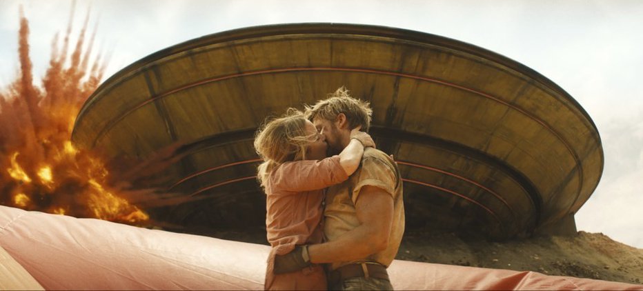 Fotografija: V svojem najnovejšem filmu The Fall Guy se Emily poljublja z Ryanom Goslingom. FOTO: Universal Pictures