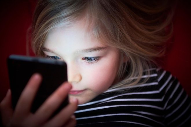 »Namesto da bi bili zatopljeni v svoje telefone, se zdaj zdijo bolj prisotni in vpleteni v šolsko skupnost,« pravi Sužnik. FOTO: Shutterstock 