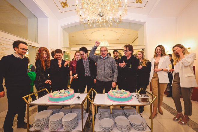 Aleš Valič je globoko zarezal v torto, ekipa pa jo je z užitkom pojedla. FOTO: MP PRODUKCIJA/PIGAC.SI