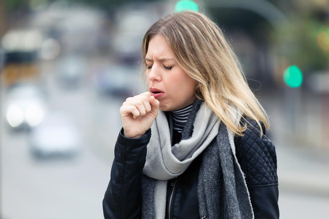 Prva znaka sta običajno izcedek iz nosu in vneto grlo. FOTO: Shutterstock 