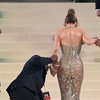 J.Lo v prozorni obleki poudarila vse svoje atribute! Prekrila je le ... (FOTO)