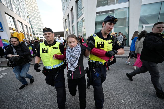 Malmö: V dvorani vsi na nogah, zunaj aretacije protestnikov, med njimi tudi Grete. FOTO: Johan Nilsson/tt Via Reuters