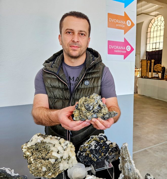 Enis Hajdini je uradni predstavnik in prodajalec znamenitih mineralov iz kosovskega rudnika Trepča.