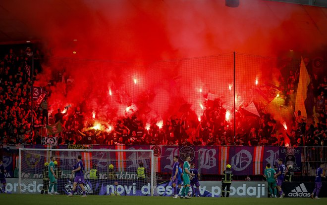 Nogometna tekma v Mariboru. FOTO: Jože Suhadolnik