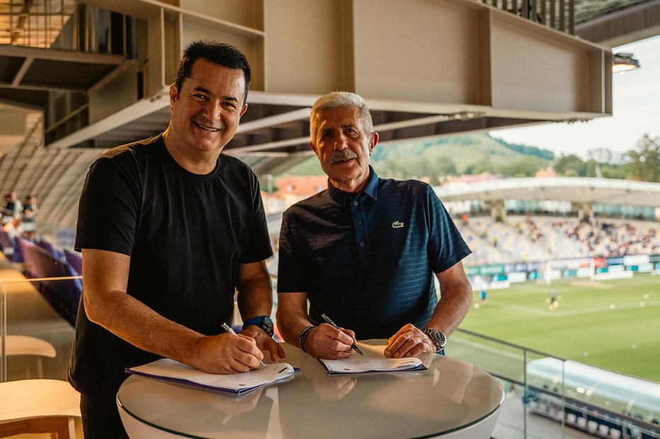 Fotografija: Acun Ilicali in predsednik NK Maribor Drago Cotar sta podpisala namero o skupni nogometni poti. FOTO: NK Maribor