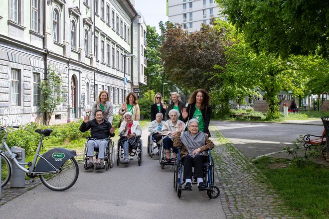 Varovancem domov za starejše veliko pomeni druženje. Ta fotografija je bila posneta v Ljubljani, na sliki pa varovanci Doma upokojencev Ljubljana Center – enota Tabor. FOTO: Krka
