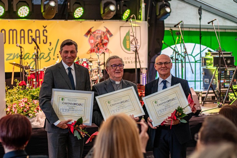 Fotografija: Častni občani so postali, z leve, nekdanji predsednik države Borut Pahor, duhovnik Karel Berdenjak in poslanec Jožef Horvat. FOTOGRAFIJI: Arhiv Občine Črenšovci