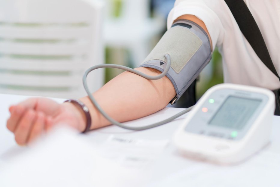 Fotografija: Normalne vrednosti krvnega tlaka so okrog 120/80 mm Hg. FOTO: Casanowe/Getty Images