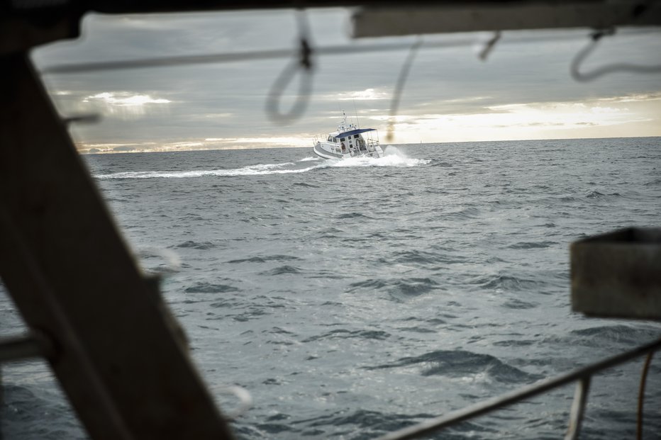 Fotografija: Oglobljeni ribiči se zdaj bojijo zasegov čolnov ali uklonilnega pripora. FOTO: Uroš Hočevar