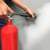 Samo v Sloveniji: gasilni aparat sta sprožila med vožnjo, za voznico drugega vozila se je končalo slabo